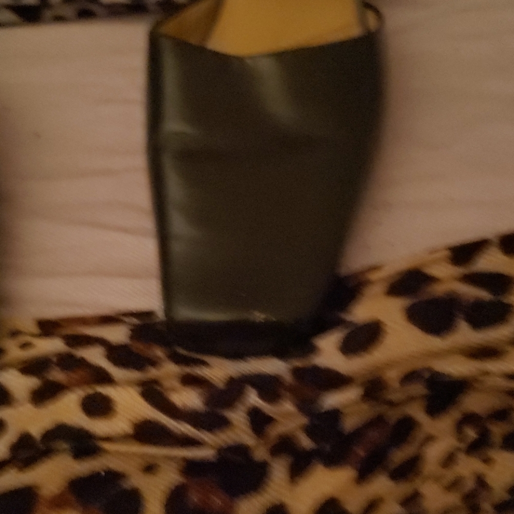 Two Liz Claiborne heels - Picture 14 of 16